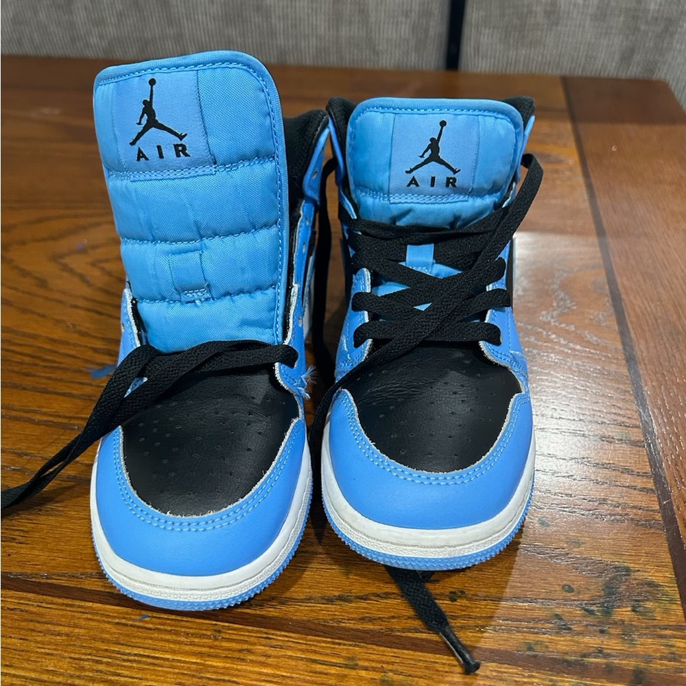 AIR JORDAN RETRO 1 MID CASUAL SHOES
(SIZE 4.5) for boys